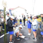 伊能忠敬の測量を再現して旧出雲街道を測る児童=岡山県津山市で