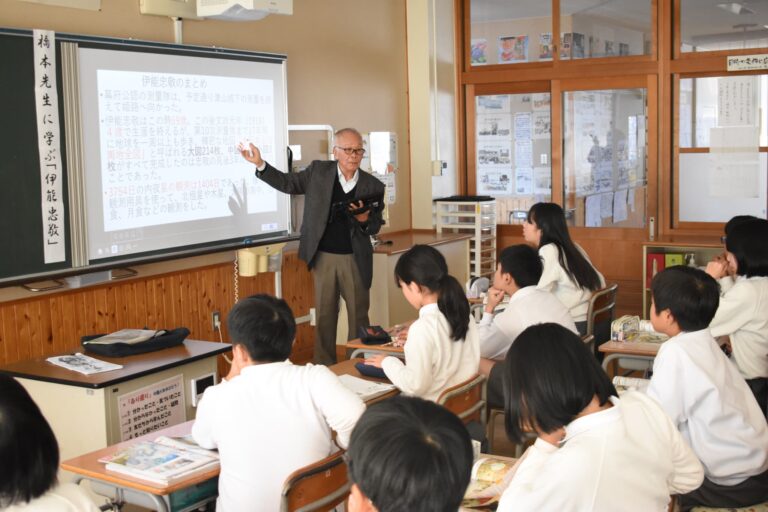 橋本さんから、津山を訪れた伊能忠敬の測量について学ぶ児童