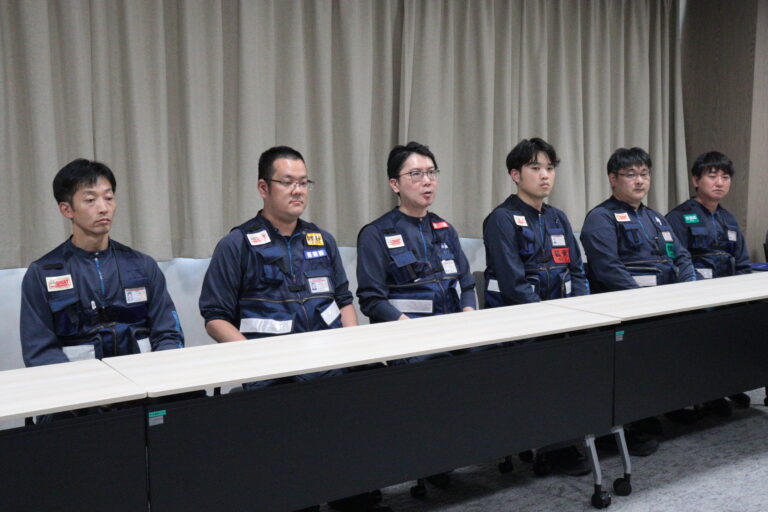 被災地から帰還し、現地の状況を報告する津山中央病院DMATメンバー＝岡山県津山市で