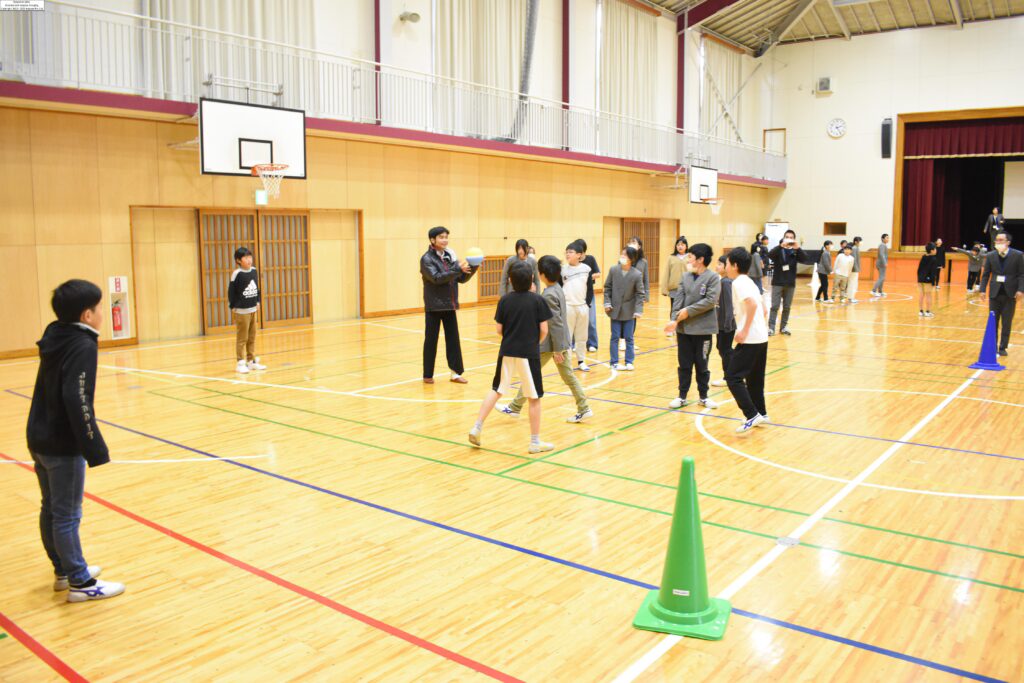 タイの高校生らとドッジボールを楽しむ児童=岡山県津山市東一宮の一宮小学校で