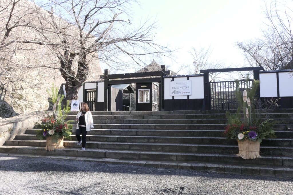 門の前で来場者を迎える一対の門松