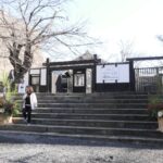 門の前で来場者を迎える一対の門松