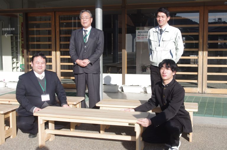 津山工業高校から鏡野中学校に寄贈されたベンチ