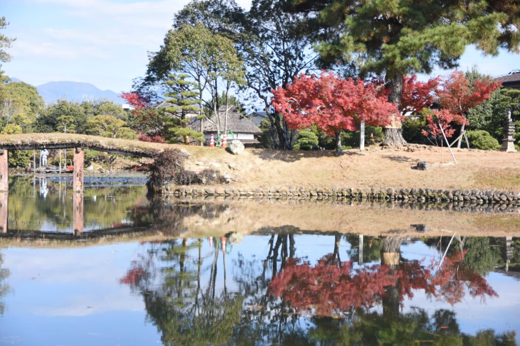 紅葉が鮮やかさを残す衆楽園