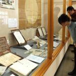 展示品に見入る来館者=岡山県真庭市で