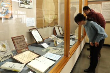 展示品に見入る来館者=岡山県真庭市で