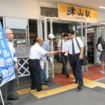 登校中の高校生らにあいさつをする津山っ子を守り育てる市民の会=岡山県津山市で