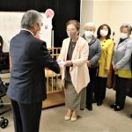 津山商工会議所女性会、津山市社会福祉協議会に子育て器具を贈る。