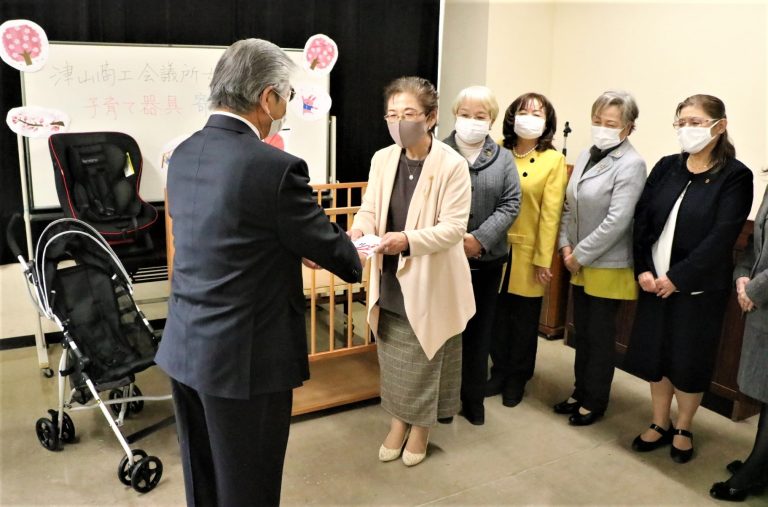津山商工会議所女性会、津山市社会福祉協議会に子育て器具を贈る。