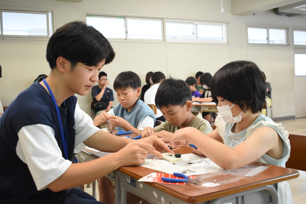 ものづくりの楽しさにふれる子どもたち