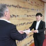 任命書を受け取る彭さん=岡山県津山市で
