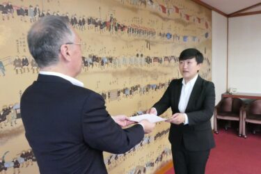 任命書を受け取る彭さん=岡山県津山市で