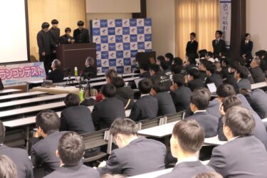 地域活性化に向けたアイデアを発表する高校生=岡山県津山市で