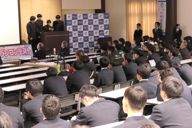 地域活性化に向けたアイデアを発表する高校生=岡山県津山市で