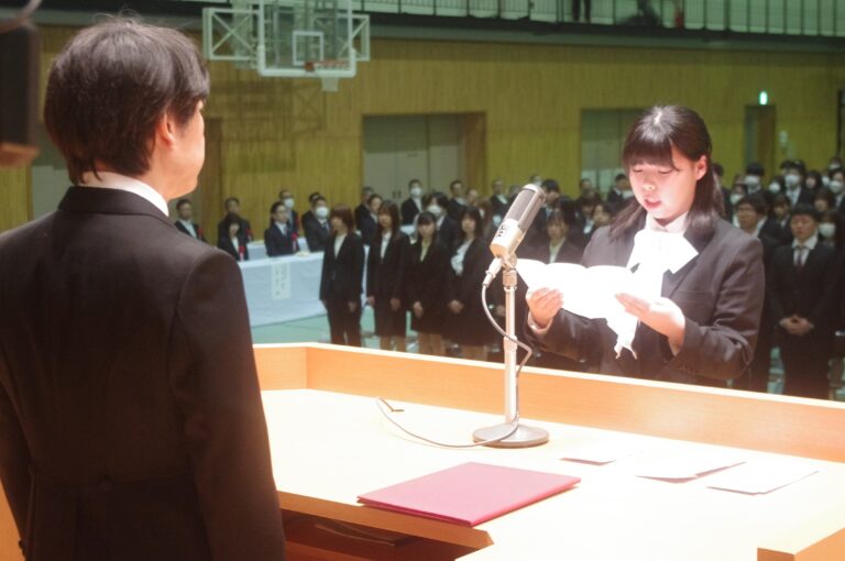 誓いの言葉を述べる新入生代表=岡山県津山市で