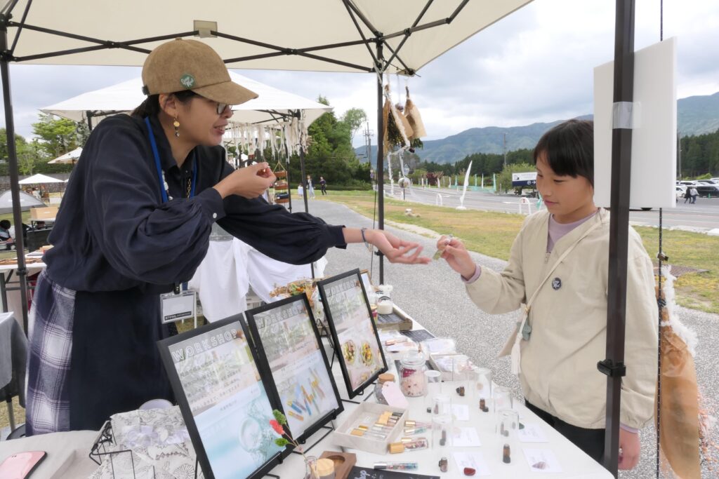 店員と会話を楽しむ買い物客