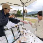店員と会話を楽しむ買い物客