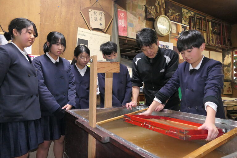 集中して作業に取り組む児童=岡山県津山市で