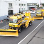 冬に備えて出発する雪氷作業車両=岡山県津山市で