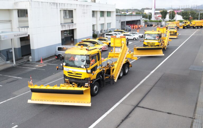 冬に備えて出発する雪氷作業車両=岡山県津山市で