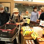 ゆったりと買い物を楽しむ利用者=岡山県津山市で