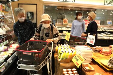 ゆったりと買い物を楽しむ利用者=岡山県津山市で