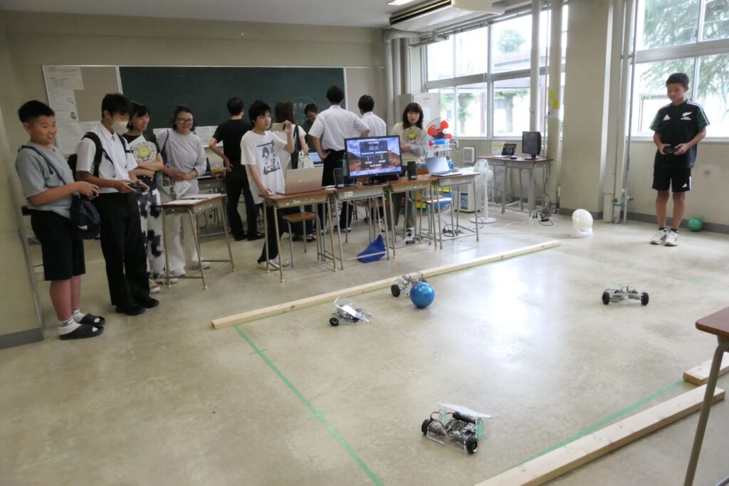 ロボコン体験を楽しむ中学生