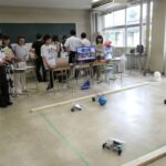 ロボコン体験を楽しむ中学生