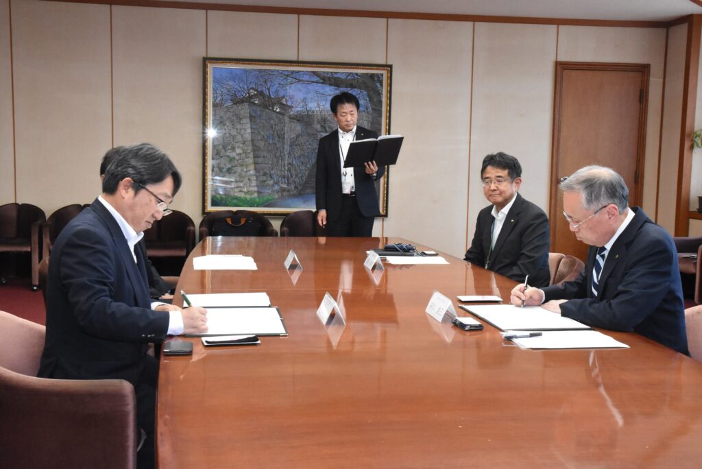 調印する谷口市長と高原支社長