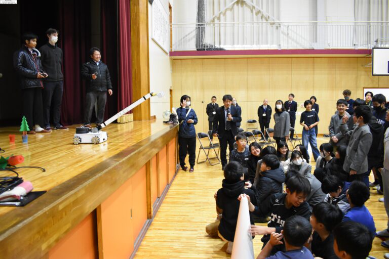 ロボットに歓声を上げる児童=岡山県津山市東一宮の一宮小学校で