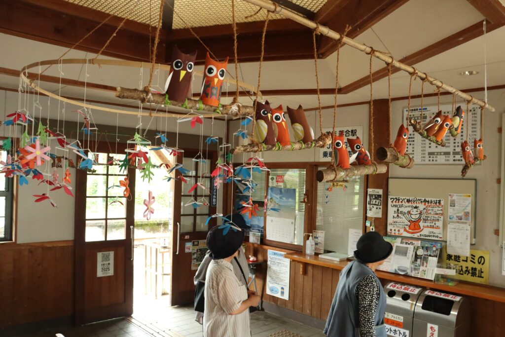 JR美作落合駅の駅舎内に設置された作品