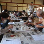 苔テラリウムづくりに挑戦する利用者=岡山県津山市で