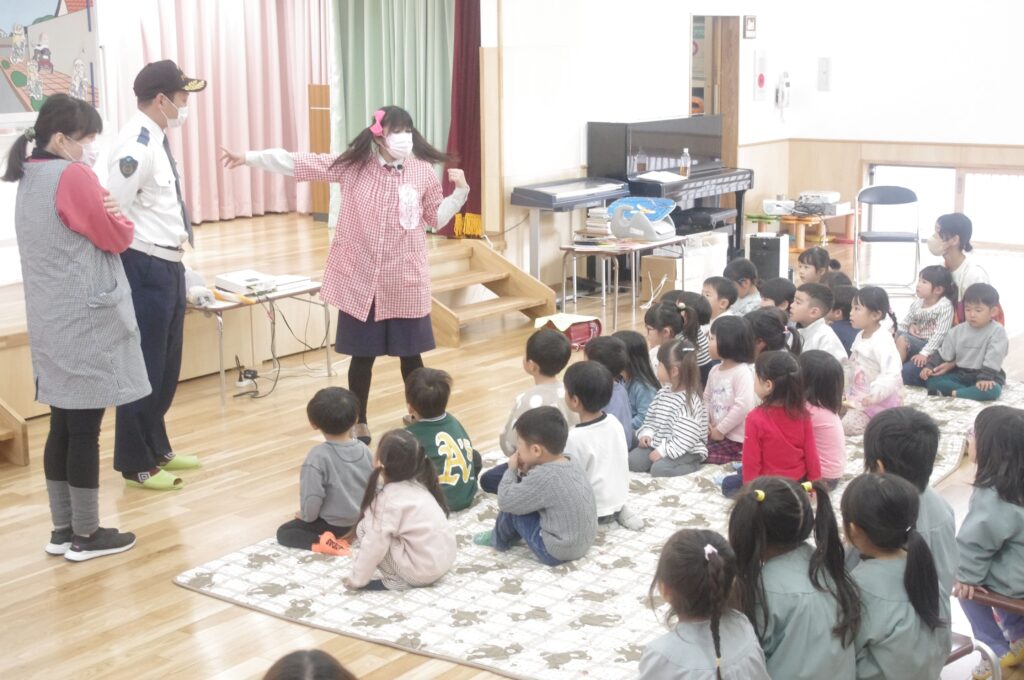 防犯の話を真剣に聞く子どもたち