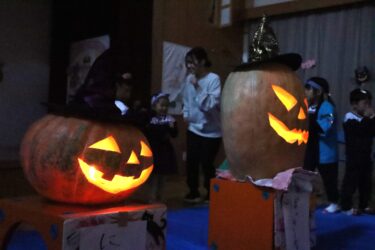 ジャック・オー・ランタンを囲んで踊る園児たち=岡山県津山市で