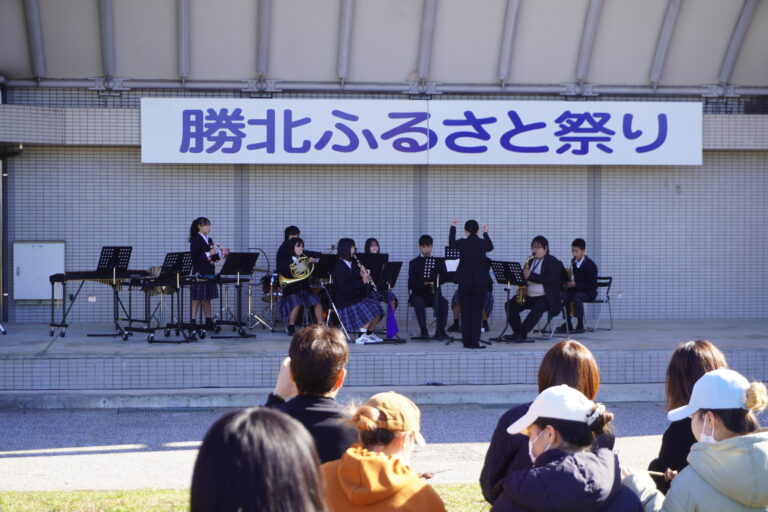 勝北中学校吹奏楽部のステージに見入る来場者=岡山県津山市で