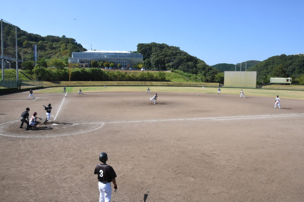 美作市スポーツ協会招待軟式野球大会が開かれた美作野球場