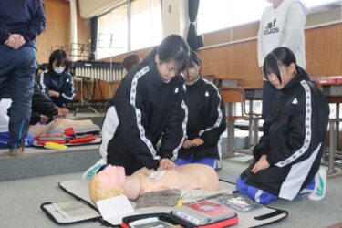 AEDの使い方を学ぶ生徒たち＝岡山県美作市で