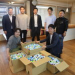 宮古JCと平良第一小学校から届いた約1万5千個のキャップを前に、津山JCメンバーら＝津山市内で