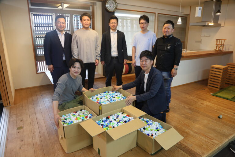 宮古JCと平良第一小学校から届いた約1万5千個のキャップを前に、津山JCメンバーら＝津山市内で