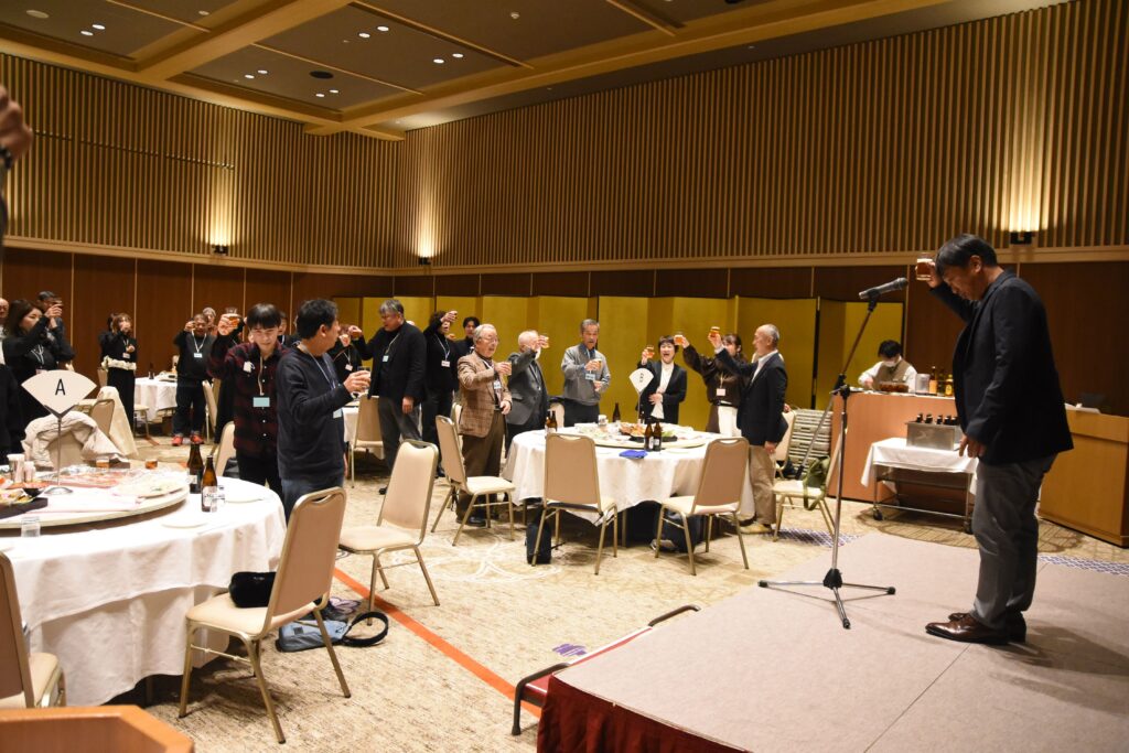 再会を喜び合い乾杯する参加者