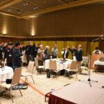 再会を喜び合い乾杯する参加者