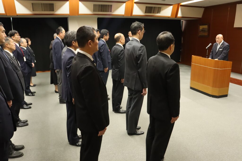 岡田議長のあいさつを聞く職員