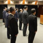 岡田議長のあいさつを聞く職員