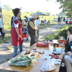 シキミや新鮮野菜などを買い求める市民ら