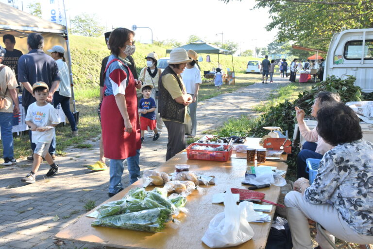 シキミや新鮮野菜などを買い求める市民ら