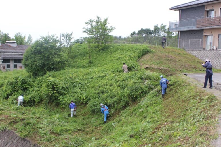 パナソニック労組高寿園で草刈り