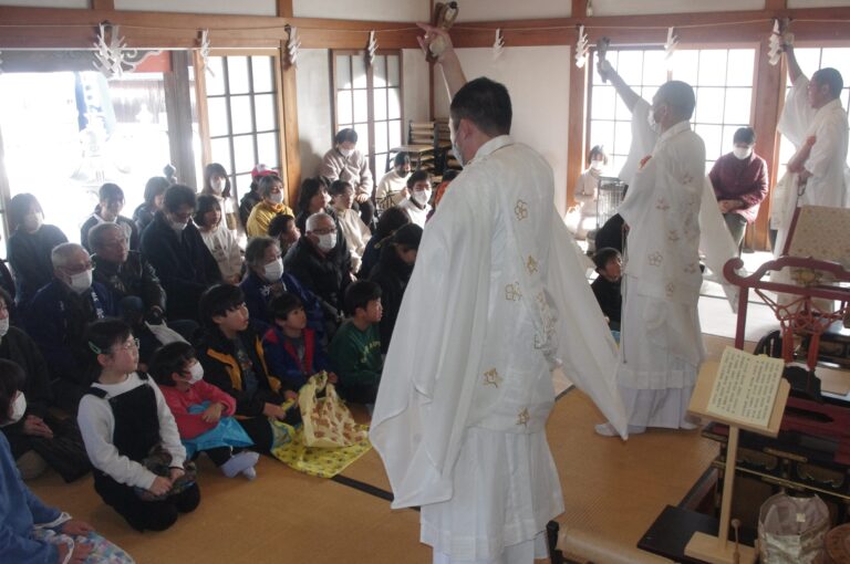 祈とうを受ける参拝者=岡山県津山市で