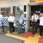 啓発用ティッシュを配る「津山っ子を守り育てる市民の会」のメンバー