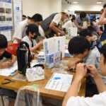 環境保護やエコに関するワークショップに取り組む親子連れら=岡山県津山市で