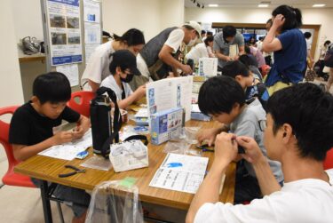 環境保護やエコに関するワークショップに取り組む親子連れら=岡山県津山市で